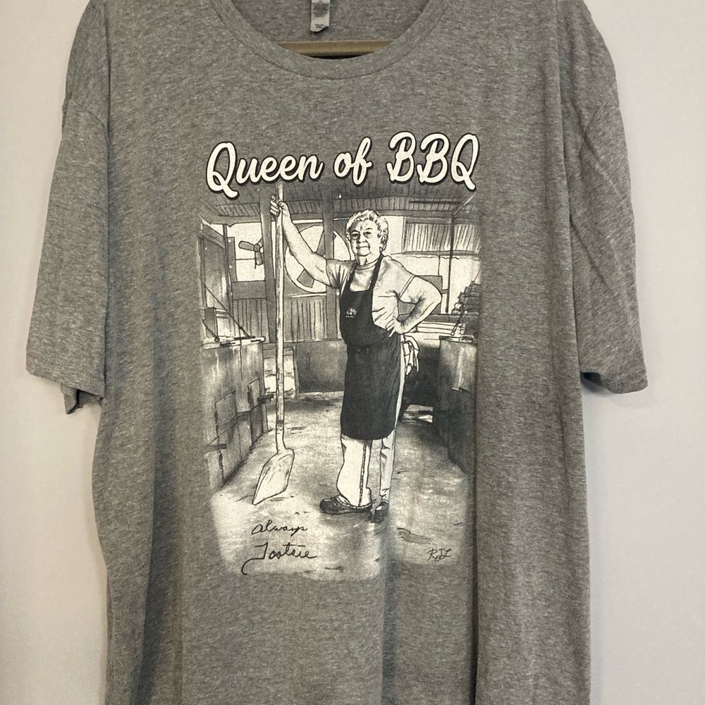 Snow’s BBQ Lexington Texas Gray Graphic Queen of BBQ Tootsie Men's T-Shirt